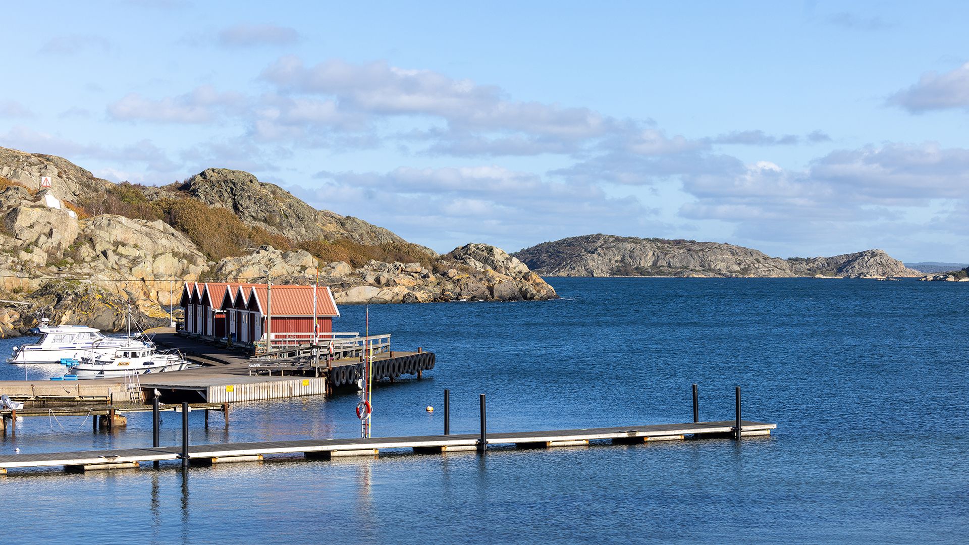 Brygga och sjöbodar i Kårevik